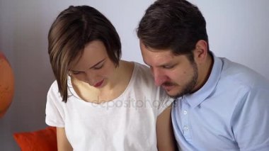 Zengin genç aile planlaması hafta sonu gezisi ile harita, seyahat acentası