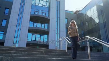 Güzel, şık, iş kadını ofis binası yakınındaki açık Evet. O çok mutlu, neşeli ve çok sevimli gülümseyen