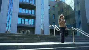 Güzel, şık, iş kadını ofis binası yakınındaki açık Evet. O çok mutlu, neşeli ve çok sevimli gülümseyen