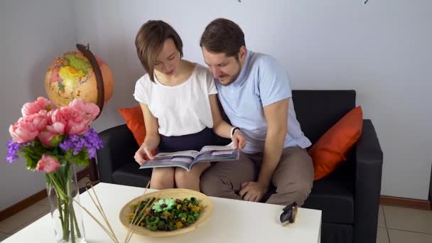 Futuros turistas en la agencia de viajes eligen dónde volar para descansar — Vídeo de stock