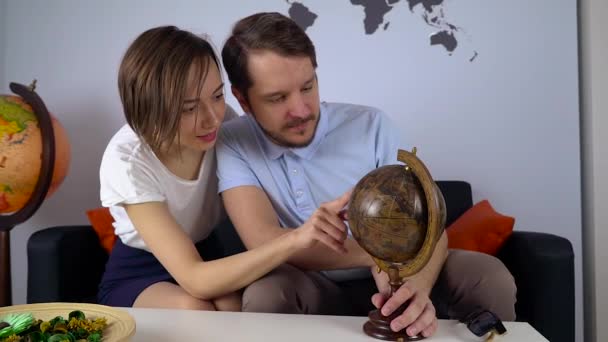 Reiche junge Familie plant Wochenendausflug mit Karte, Reisebüro — Stockvideo