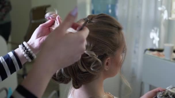 美容室で花嫁のヘアスタイルを作るマスター。髪型ボリュームの作成 — ストック動画