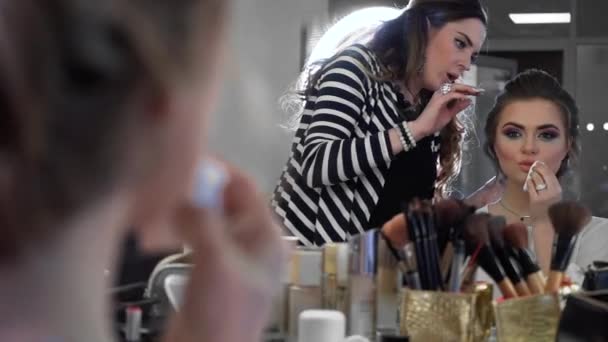 美容室で花嫁のヘアスタイルを作るマスター。髪型ボリュームの作成 — ストック動画
