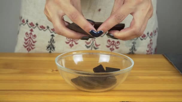 Chocolade wordt gesmolten in een bain marie — Stockvideo