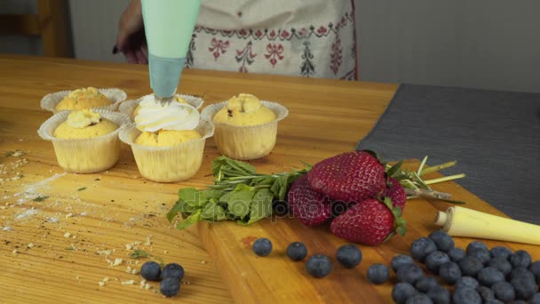 Cozinhar cupcakes. Aplicar creme . — Vídeo de Stock