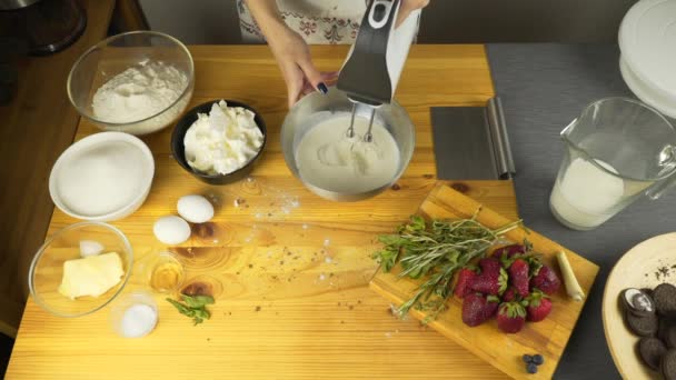 Crema batida y batidora — Vídeos de Stock