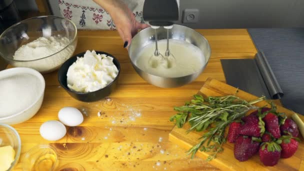 Slagroom en mixer — Stockvideo