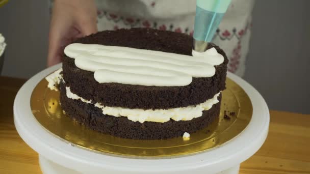 Öntés cukormáz a torta. Így étcsokoládét réteg torta. Sorozat. — Stock videók