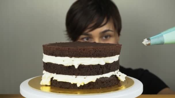 Vierte glaseado en Cake. Hacer pastel de capa de chocolate. Serie . — Vídeo de stock