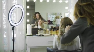 Güzellik Salonu bir üfleyici Başlarken uzun saçlı kadın