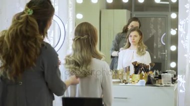 Güzellik Salonu bir üfleyici Başlarken uzun saçlı kadın