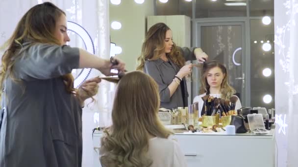 Woman with long hair at the beauty salon getting a blower — Stock Video