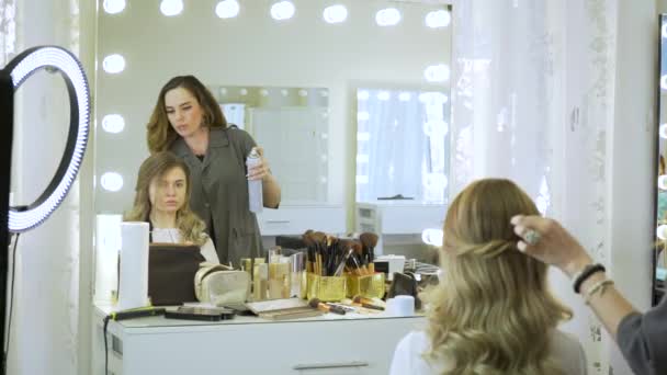 Женщина с длинными волосами в салоне красоты получает воздуходувку — стоковое видео