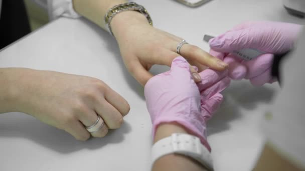 Tratamento de unhas, moagem e polimento no salão de beleza. Processo de manicure no salão de beleza, close-up . — Vídeo de Stock