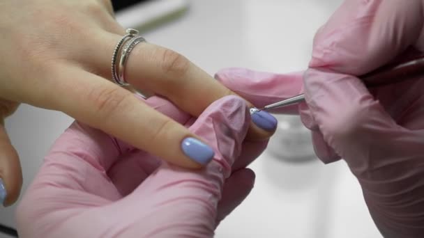 Gör en manikyr. En ovanligt vacker manikyr i en skönhetssalong. Flickor måla naglarna. Manikyr och pedikyr. — Stockvideo