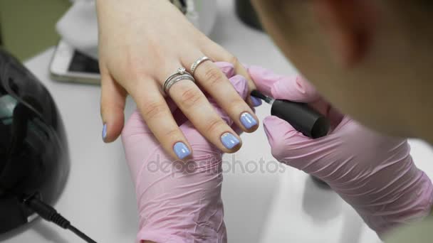 Faz uma manicura. Uma bela manicura excepcional em um salão de beleza. As raparigas pintam as unhas. Manicure e pedicure . — Vídeo de Stock