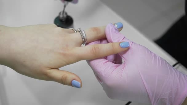Gör en manikyr. En ovanligt vacker manikyr i en skönhetssalong. Flickor måla naglarna. Manikyr och pedikyr. — Stockvideo