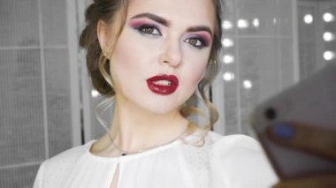 Genç ve güzel kadın selfie önünde halka lamba, stüdyo çekim cep telefonu ile çekim