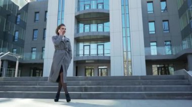Dış ofis binası yürüyen bir güzel genç beyaz iş kadın