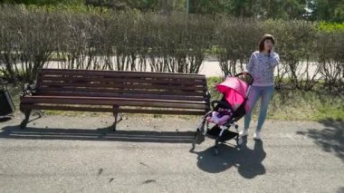 Bir bebek arabası ve telefon elinde kadın ile