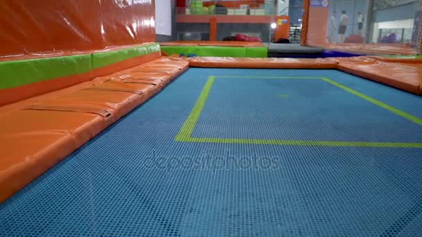 Giovani che saltano al trampolino nel parco giochi all'aperto. Persone attive Maschio divertirsi al centro sportivo. Rallentatore — Video Stock