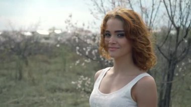 Kız parkta yürüyüş. Bahar