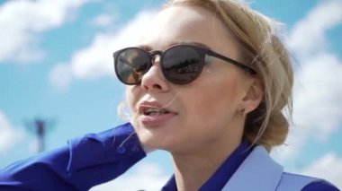 Havacılar güneş gözlüğü ve güneşten gelen arkadan aydınlatmalı güzellikte bir genç sarışın.