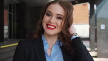 Kırmızı ruj ve ofis binası koridorunda merdivenlerde ayakta ve kameraya bakarak ile baştan çıkarıcı seksi kadın