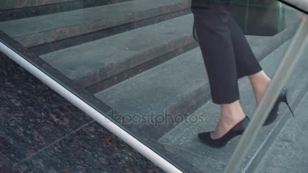 Parte inferior de la mujer de negocios en traje formal que sube por la escalera al aire libre . — Vídeos de Stock