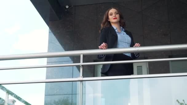 Mulher de negócios jovem bonita está imitando voo e sorrindo enquanto descansa ao ar livre — Vídeo de Stock