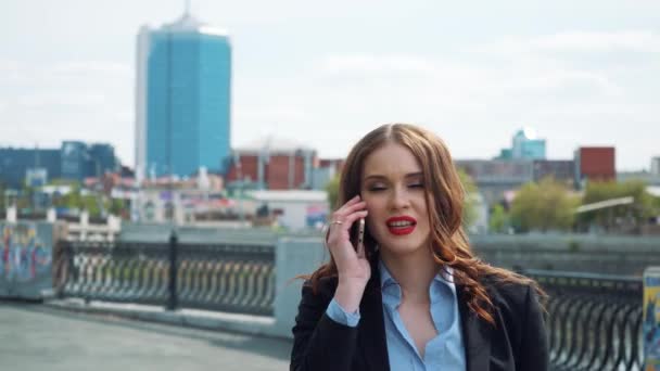Молода бізнес-леді дзвонить по телефону — стокове відео