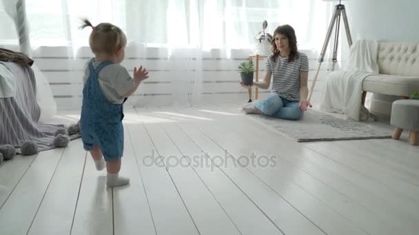 婴儿对母亲的第一步 — 图库视频影像