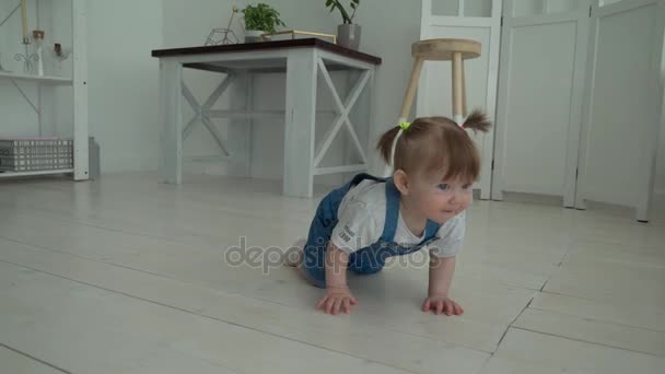 Adorabile bambino sorridente strisciare sul pavimento verso la fotocamera — Video Stock