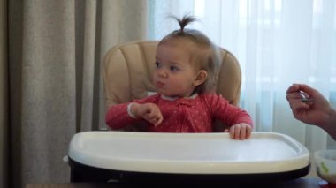 Anne Çocuk beslenir. Mutlu bir aile.