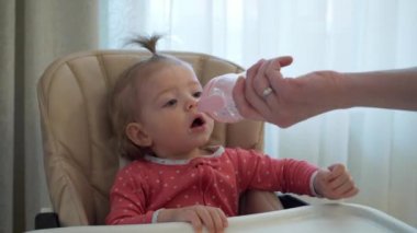 İçme suyu küçük kız