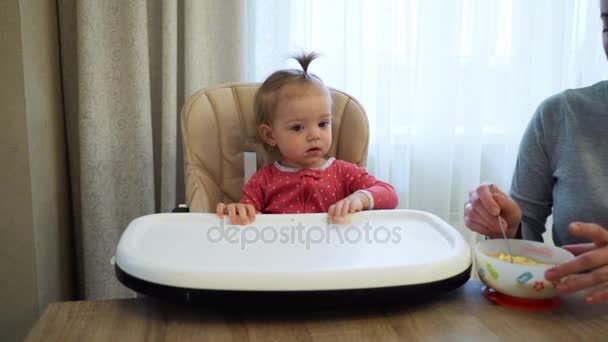 Mère nourrit l'enfant. Famille heureuse . — Video