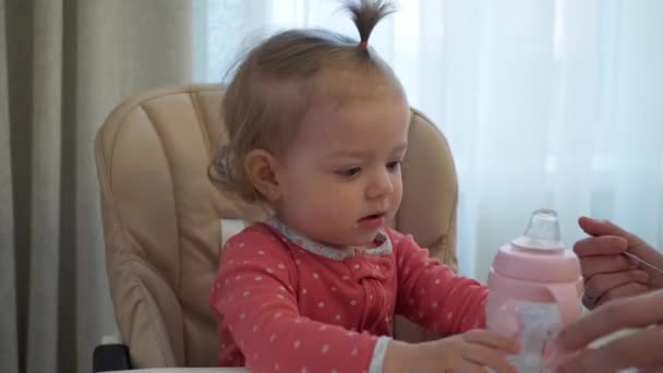 La niña está bebiendo agua. — Vídeos de Stock