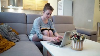 Evde bilgisayar ile çalışan meşgul kadın