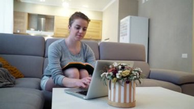 Evde bilgisayar ile çalışan meşgul kadın