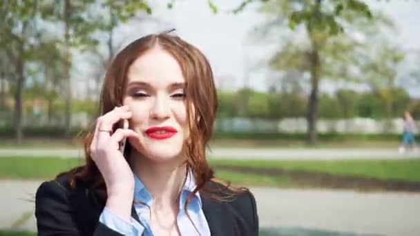 Genç iş kadını telefonla arıyor — Stok video