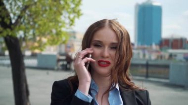 genç iş kadını telefonla arıyor