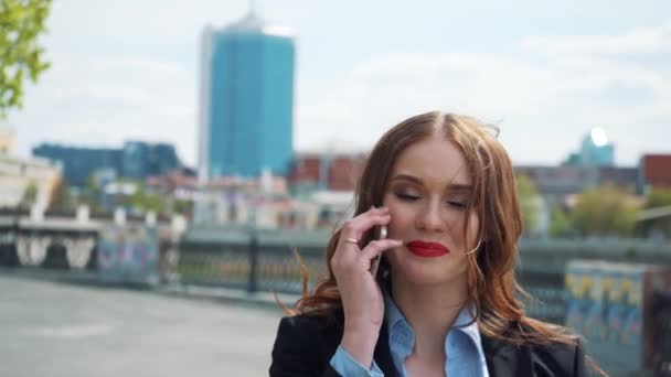 Young businesswoman calling on the phone — Stock Video