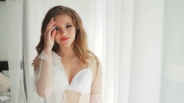 Zarif beyaz külot ve sutyen poz güzel seksi Bayan. Kapalı modeli kız moda portre. Dantel iç çamaşırı çekici kalça güzellik sarışın kadınla. Kadın iç çamaşırı yatakta götten.