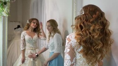 O bir elbise ve tasarımcı seçmektir gelinlik için elbise dükkanı geline ona yardım ediyor