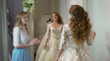 O bir elbise ve tasarımcı seçmektir gelinlik için elbise dükkanı geline ona yardım ediyor