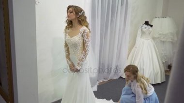 Danışman gelecek gelin gelinlik seçmek için yardımcı oldu.