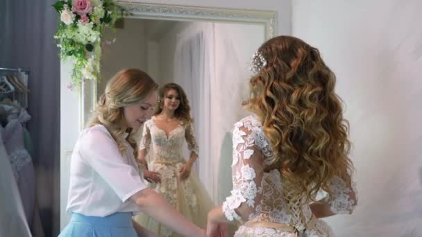 Femme choisissant robe de mariée dans la boutique — Video