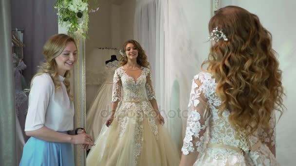 Le consultant a aidé la future mariée à choisir la robe de mariée — Video