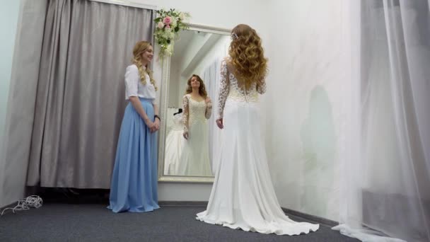 Mujer elegir vestido de novia en la tienda — Vídeos de Stock