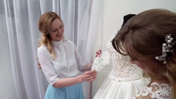 Mujer elegir vestido de novia en la tienda — Vídeo de stock